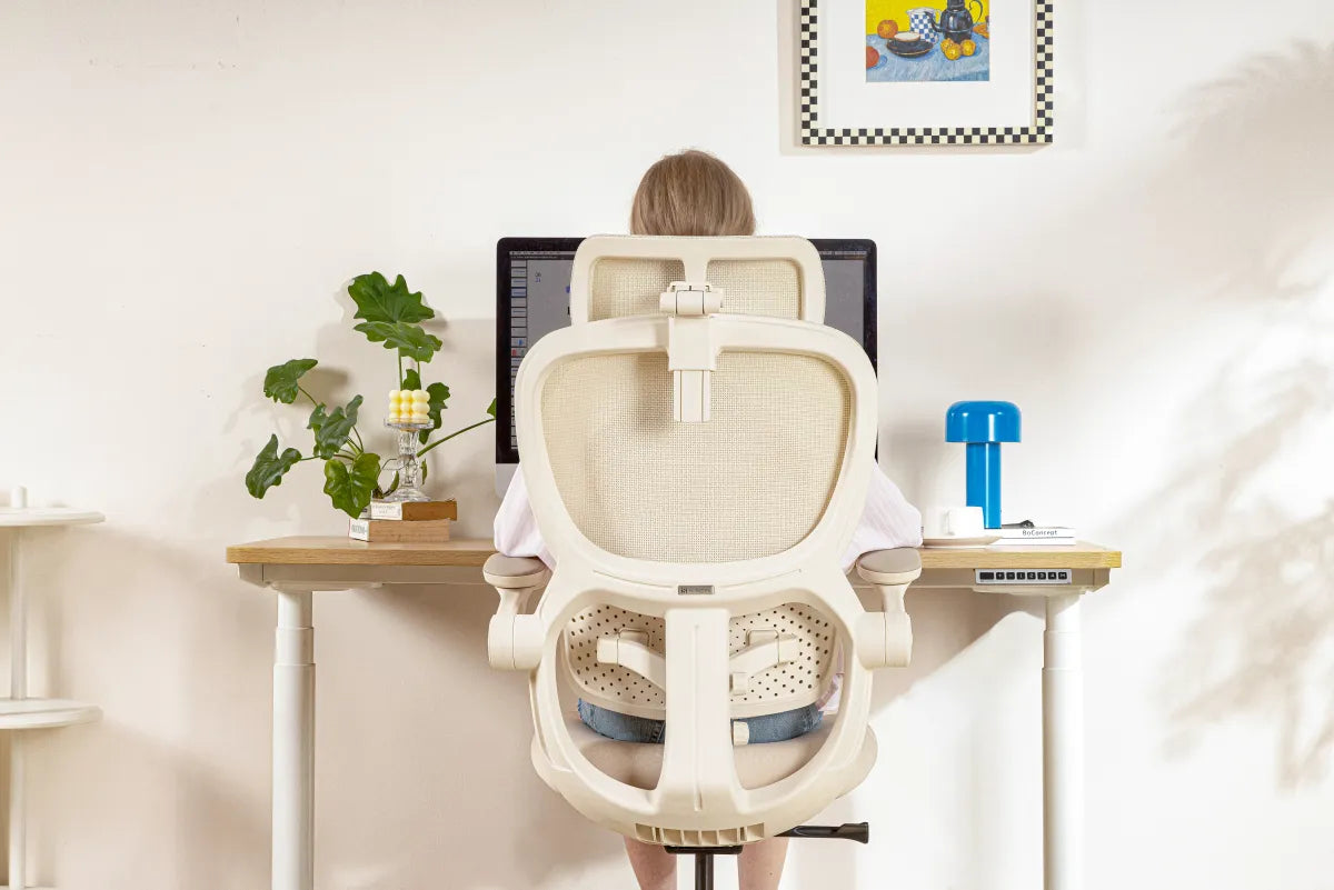 Person working at a desk in a Hinomi chair