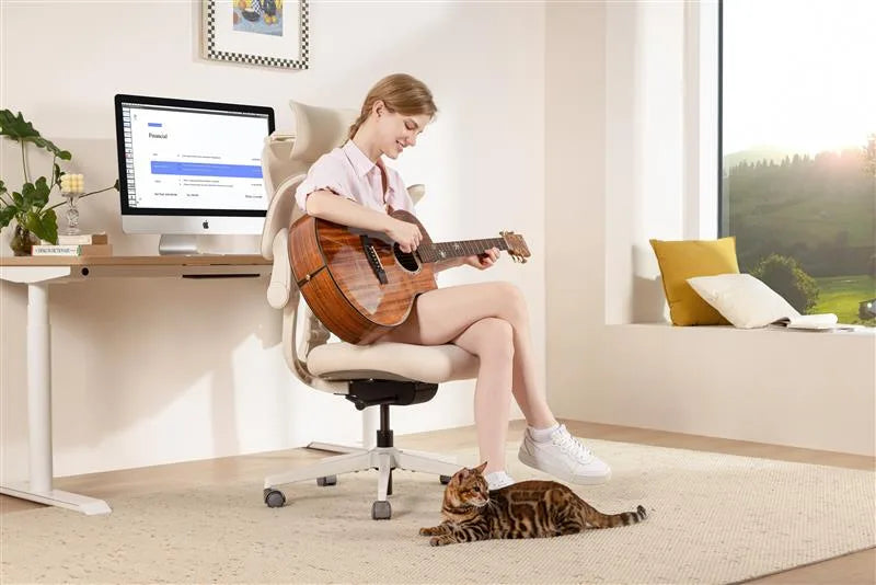 Woman playing guitar in a Hinomi chair